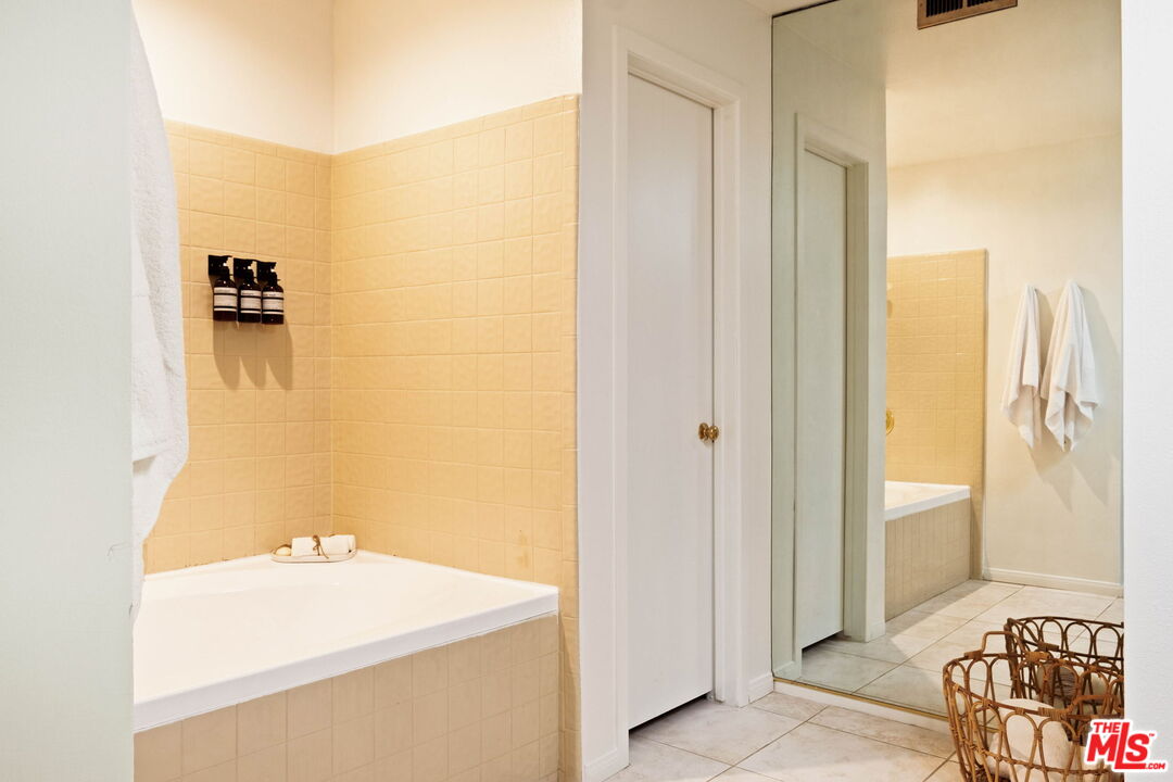 1942 Grace Ave Unit: 118