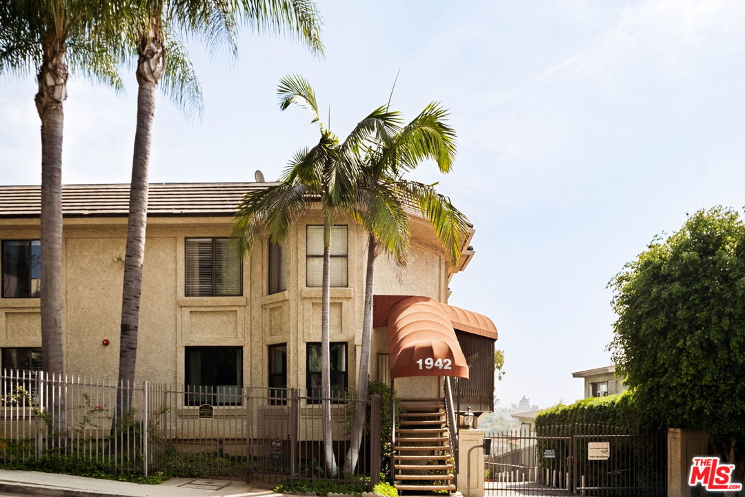 1942 Grace Ave Unit: 118