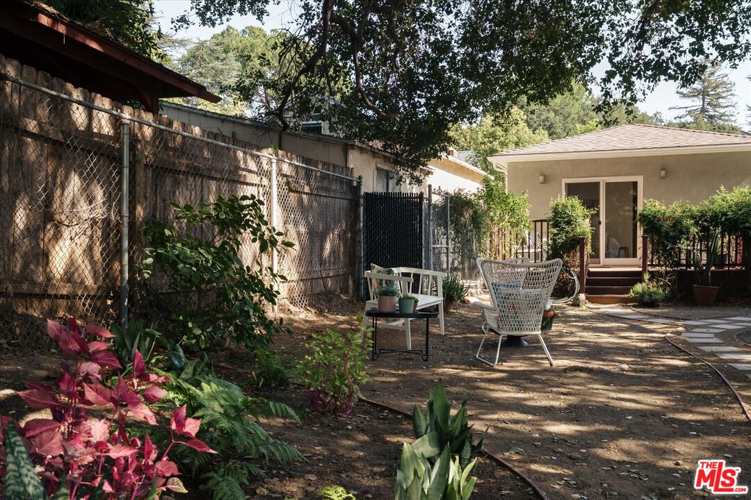 2429 E Glenoaks Blvd