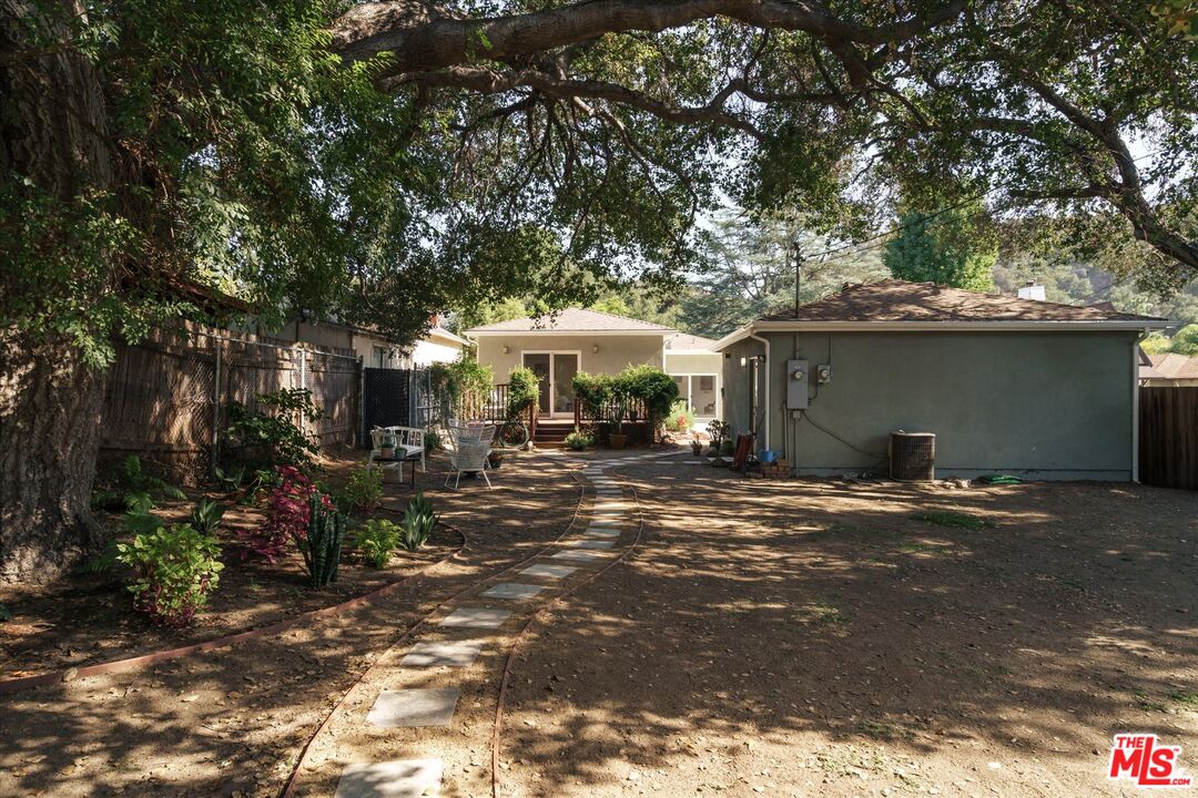 2429 E Glenoaks Blvd