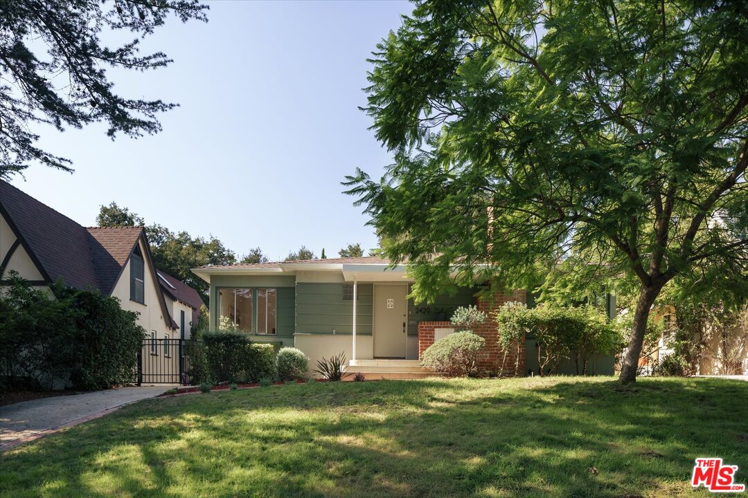 2429 E Glenoaks Blvd