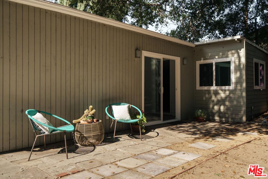 2429 E Glenoaks Blvd