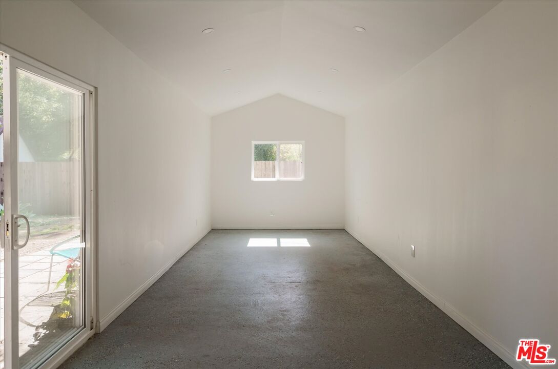 2429 E Glenoaks Blvd