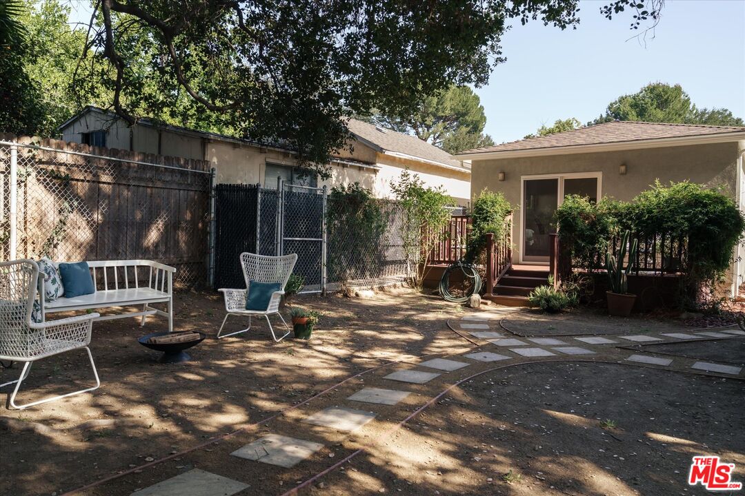 2429 E Glenoaks Blvd