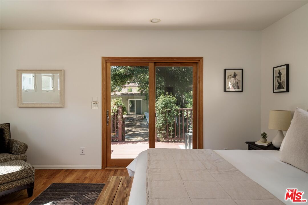 2429 E Glenoaks Blvd