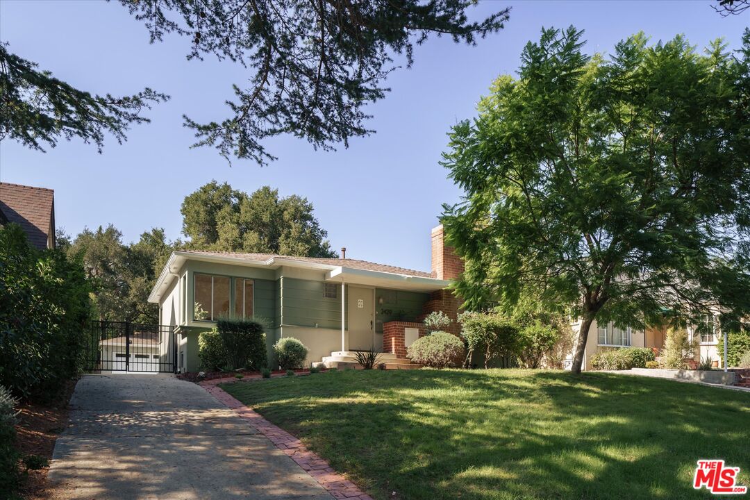 2429 E Glenoaks Blvd