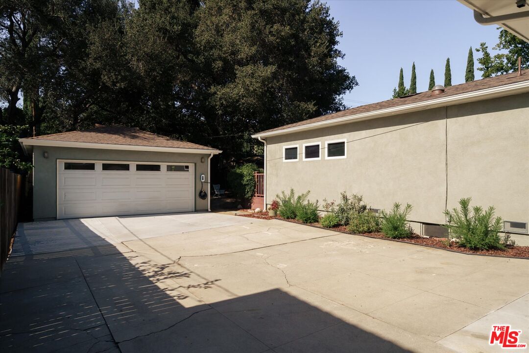 2429 E Glenoaks Blvd