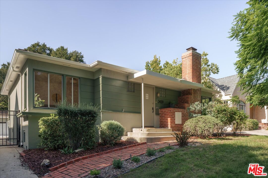 2429 E Glenoaks Blvd