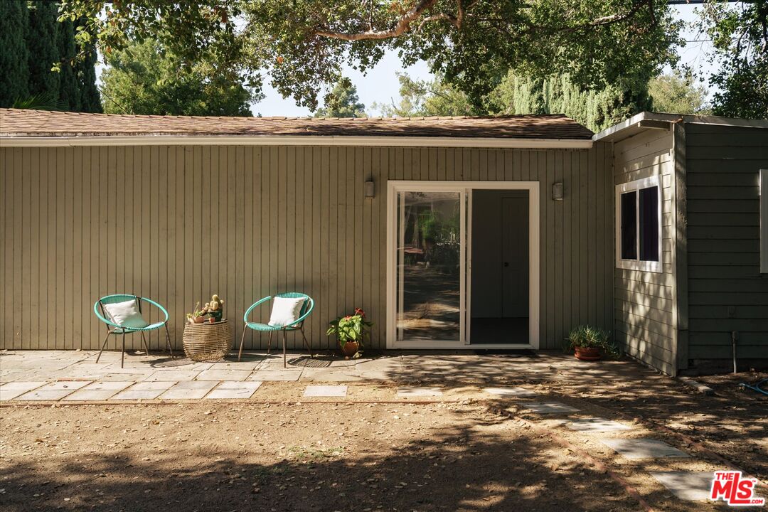 2429 E Glenoaks Blvd