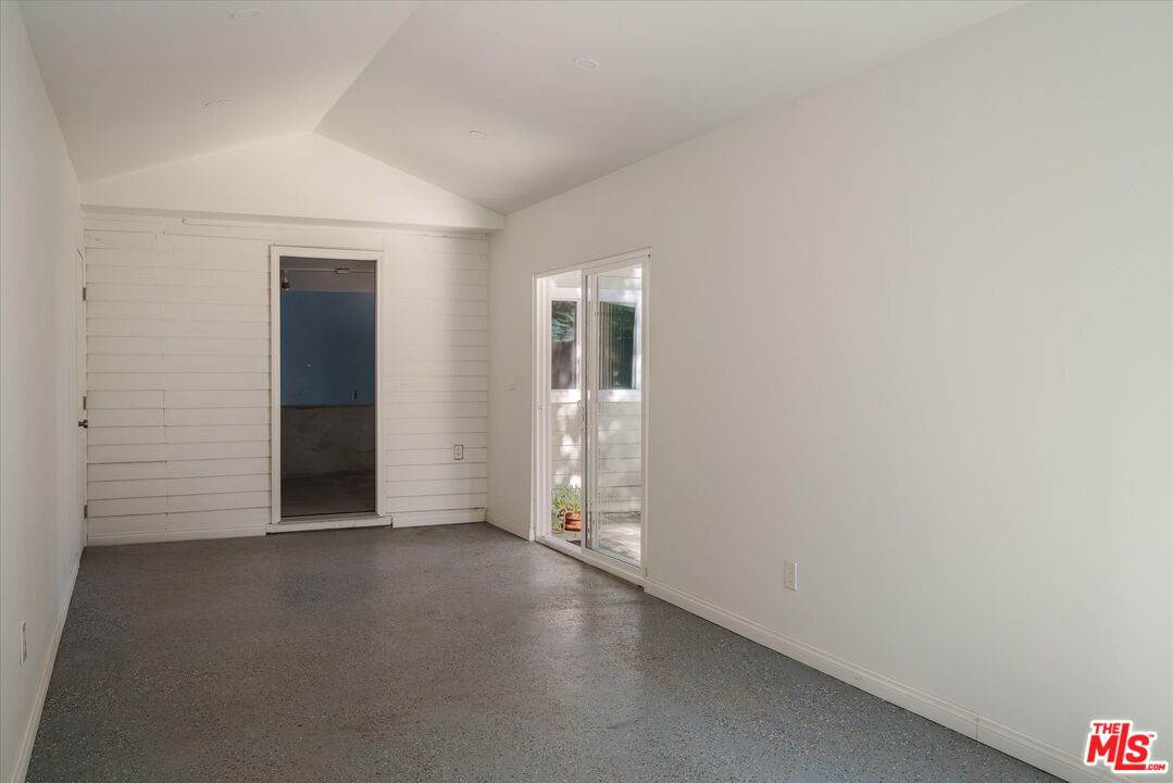 2429 E Glenoaks Blvd
