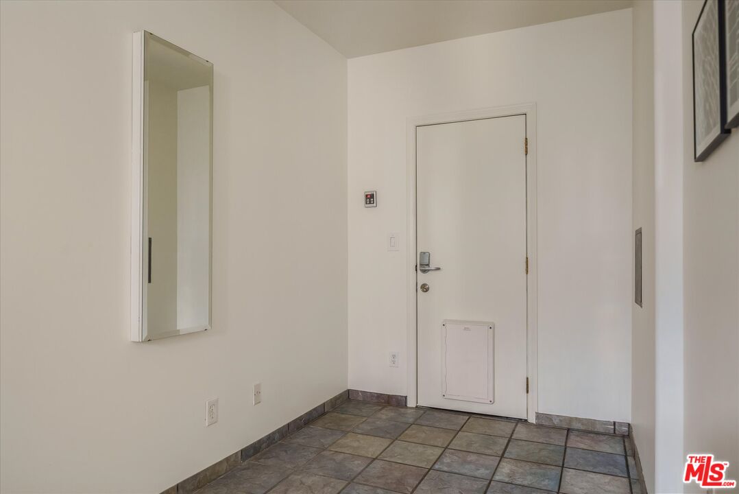 2429 E Glenoaks Blvd