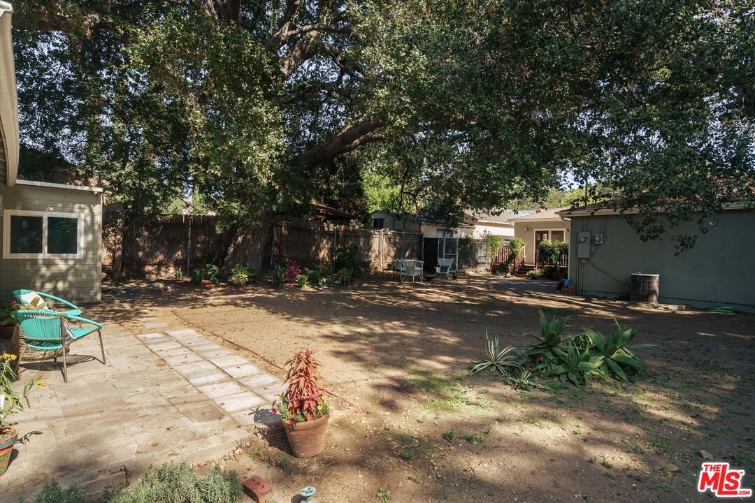 2429 E Glenoaks Blvd