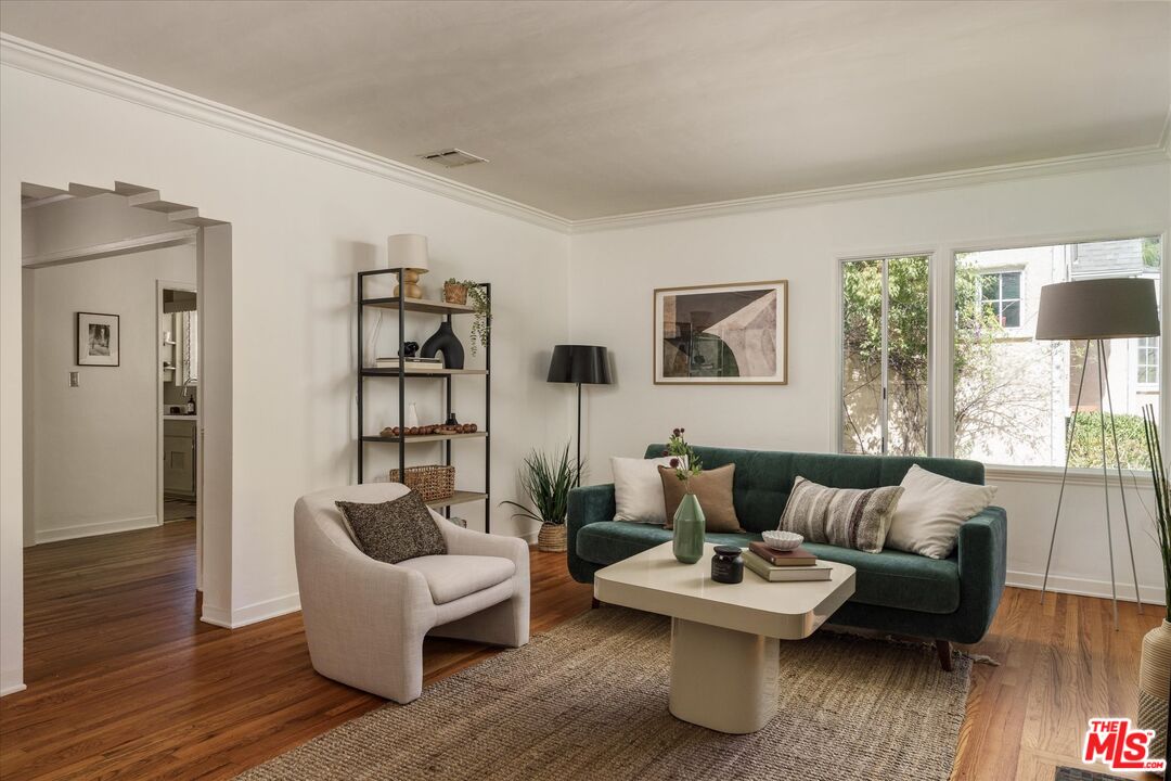2429 E Glenoaks Blvd