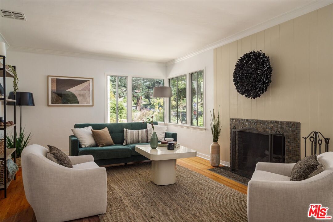 2429 E Glenoaks Blvd