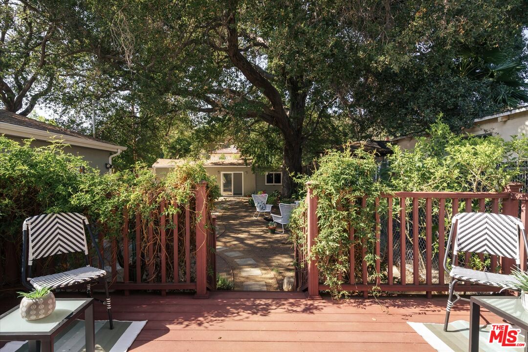 2429 E Glenoaks Blvd