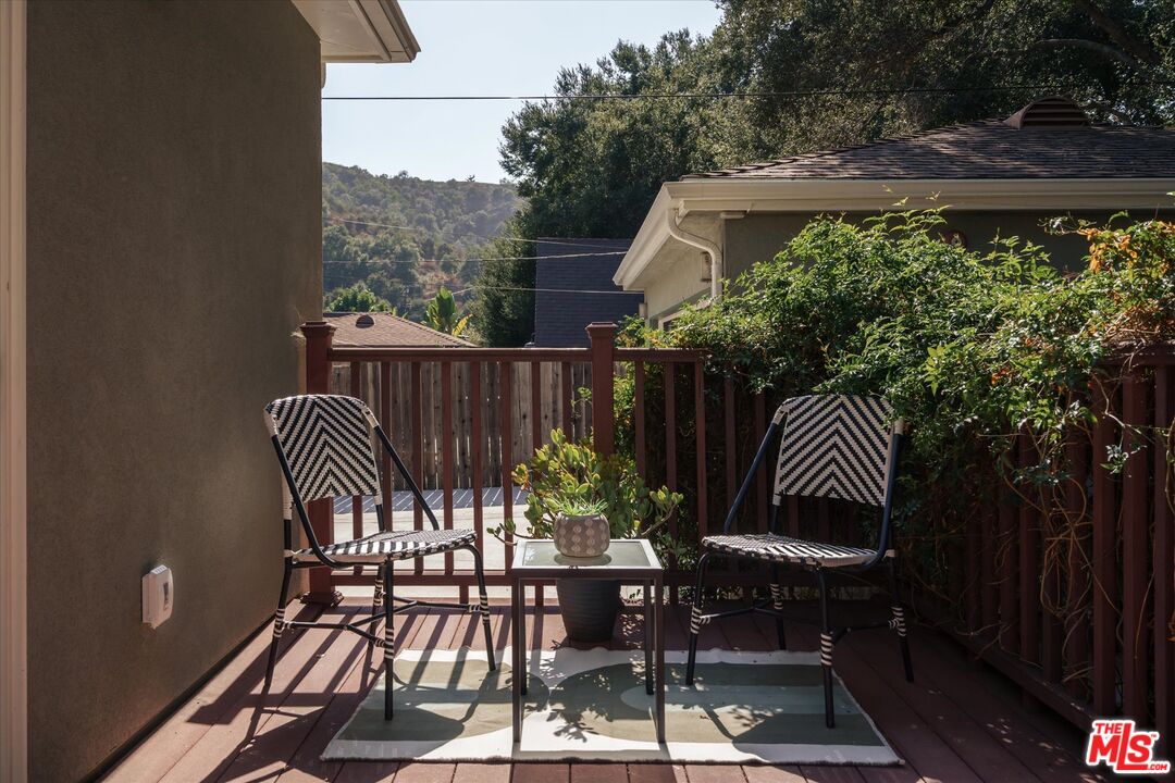 2429 E Glenoaks Blvd