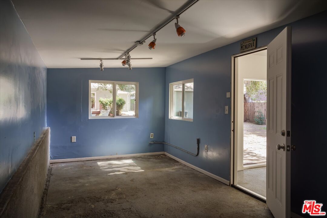2429 E Glenoaks Blvd
