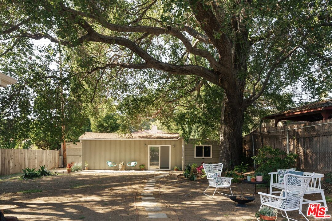 2429 E Glenoaks Blvd