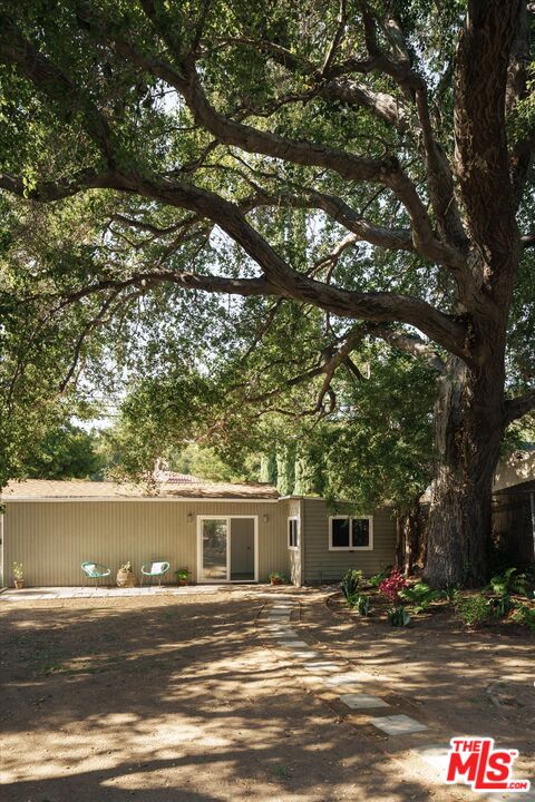 2429 E Glenoaks Blvd