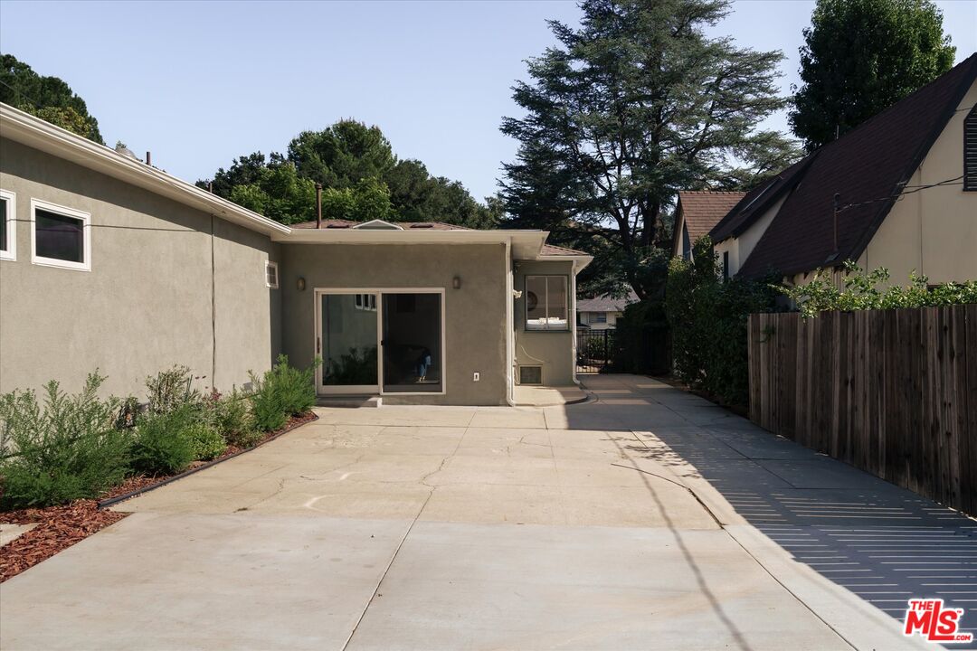 2429 E Glenoaks Blvd