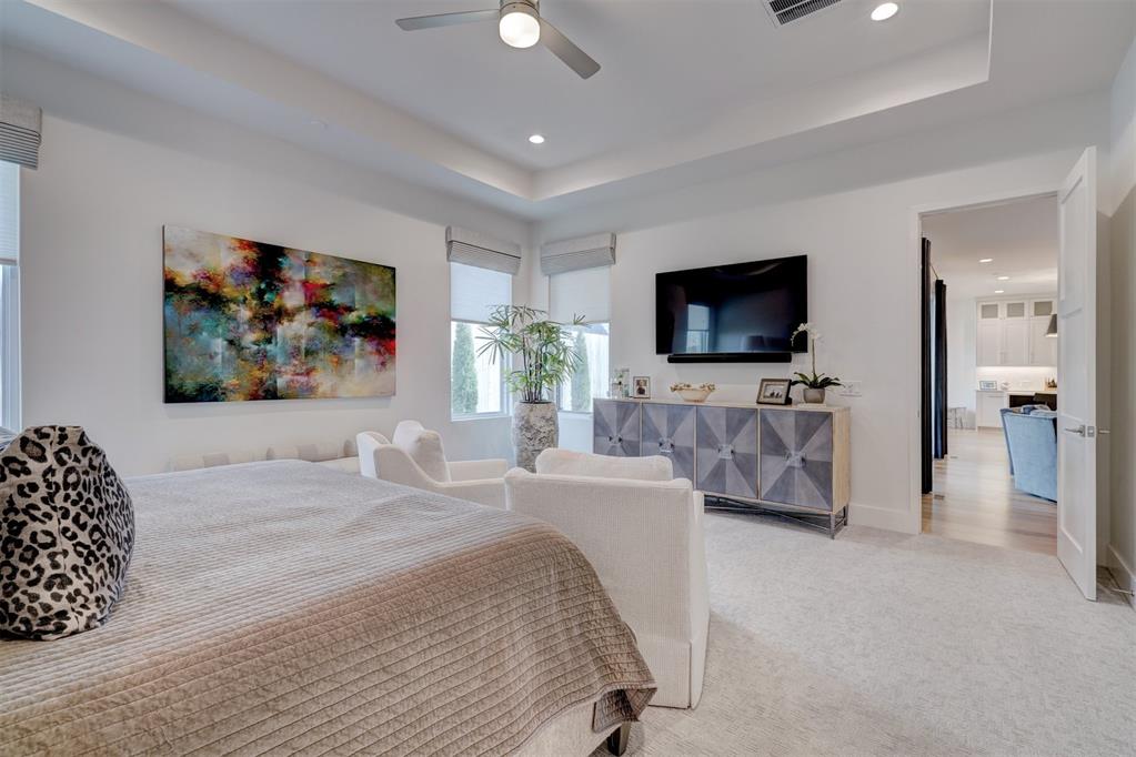 2757 W Country Club Drive