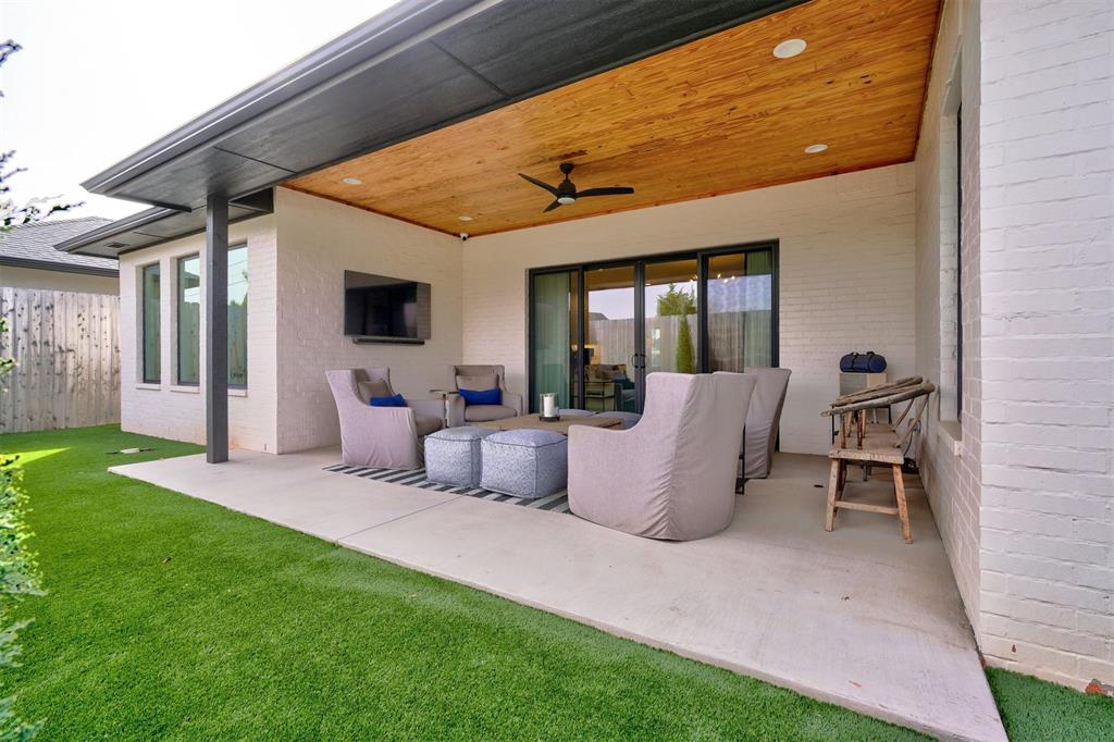 2757 W Country Club Drive
