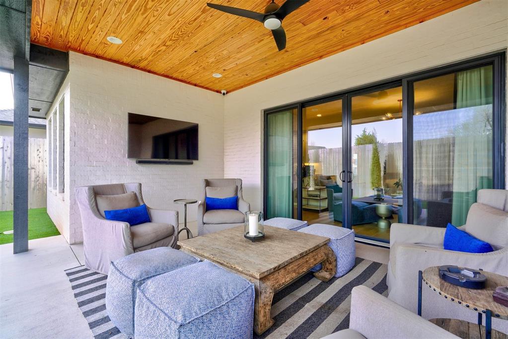 2757 W Country Club Drive