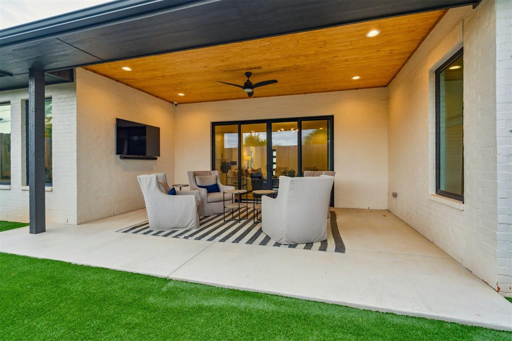 2757 W Country Club Drive