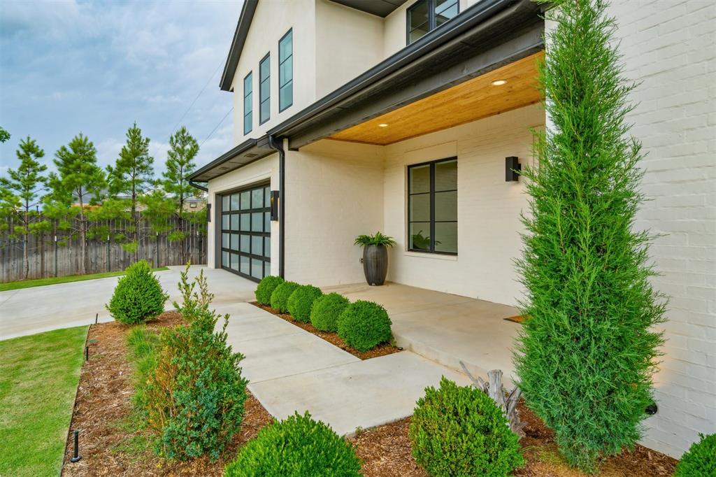 2757 W Country Club Drive