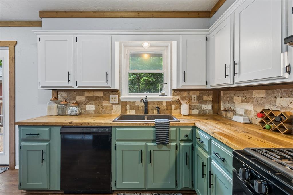 912 Mockingbird Lane