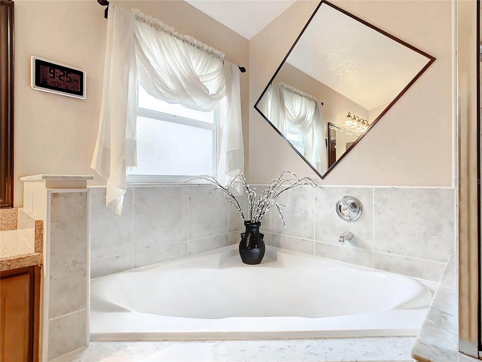1120 CREEKVIEW CT