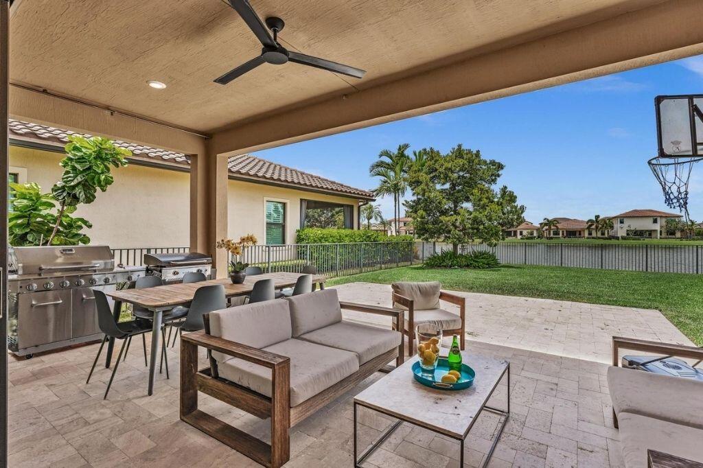 12143 S Baypoint Circle
