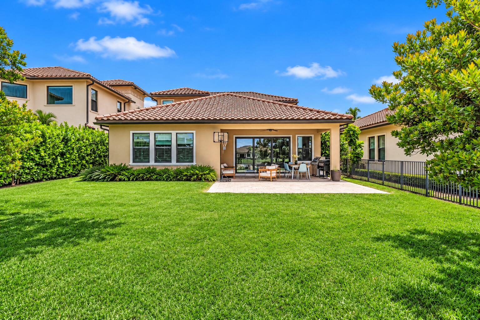 12143 S Baypoint Circle