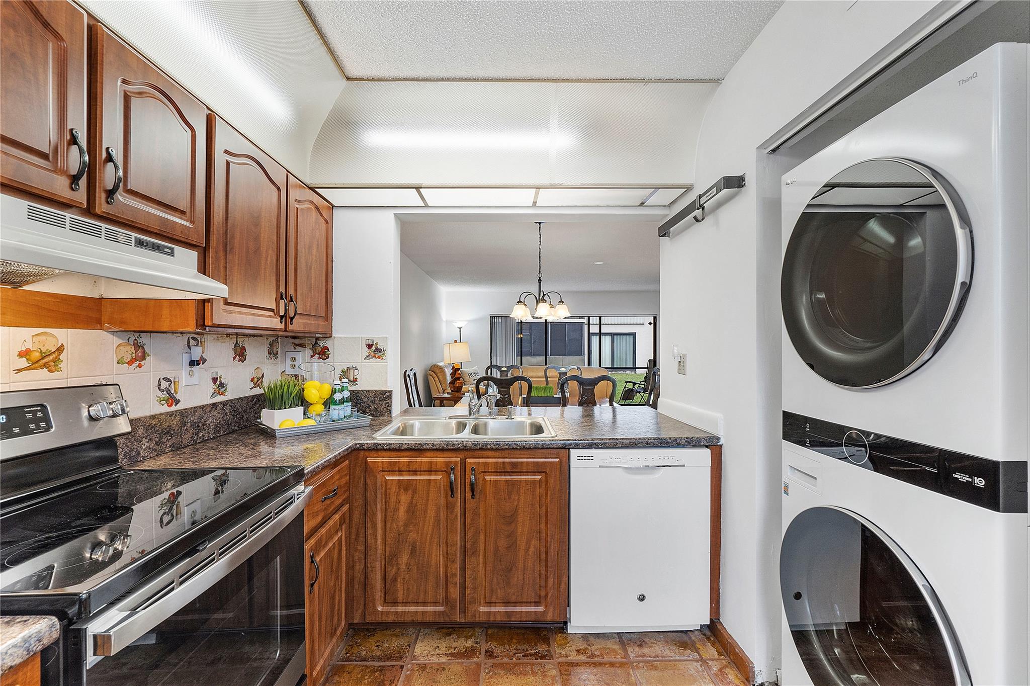172 W Laurel Dr 1102