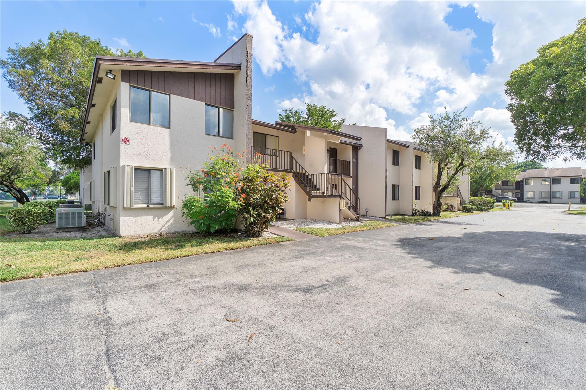 172 W Laurel Dr 1102