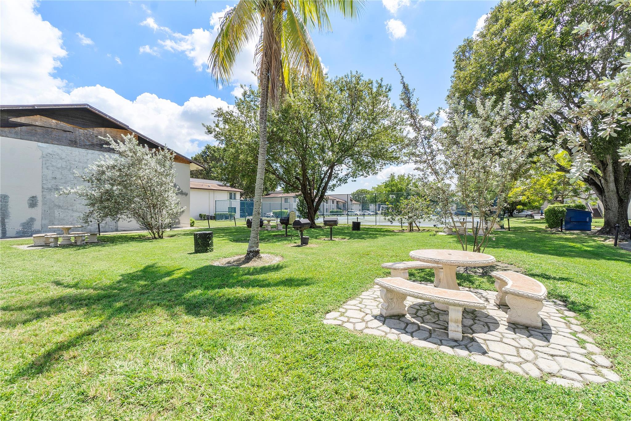 172 W Laurel Dr 1102