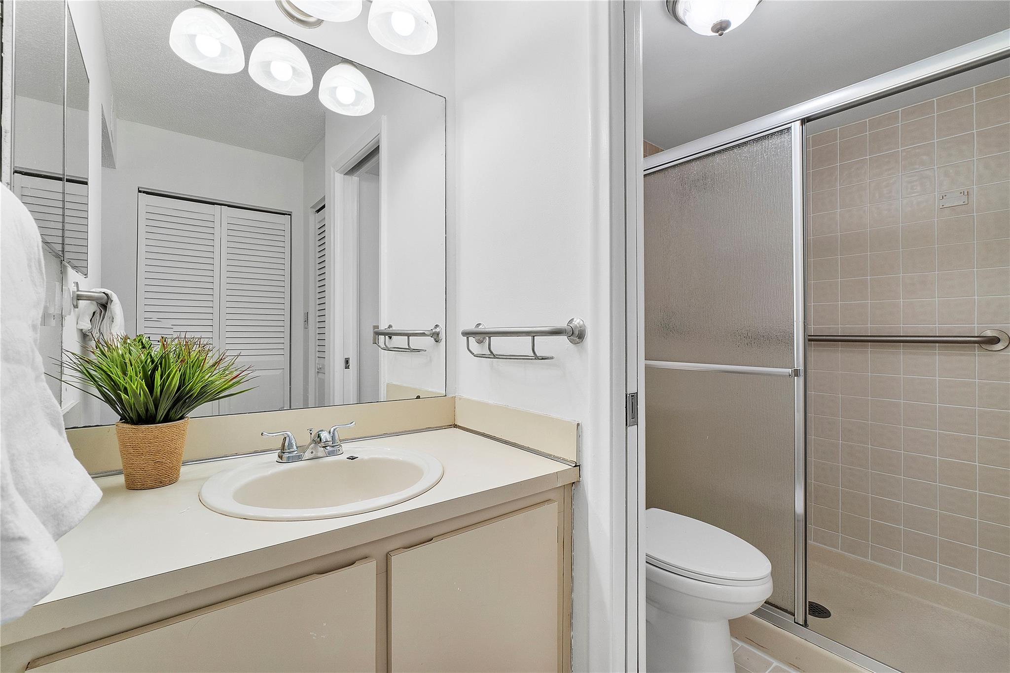 172 W Laurel Dr 1102