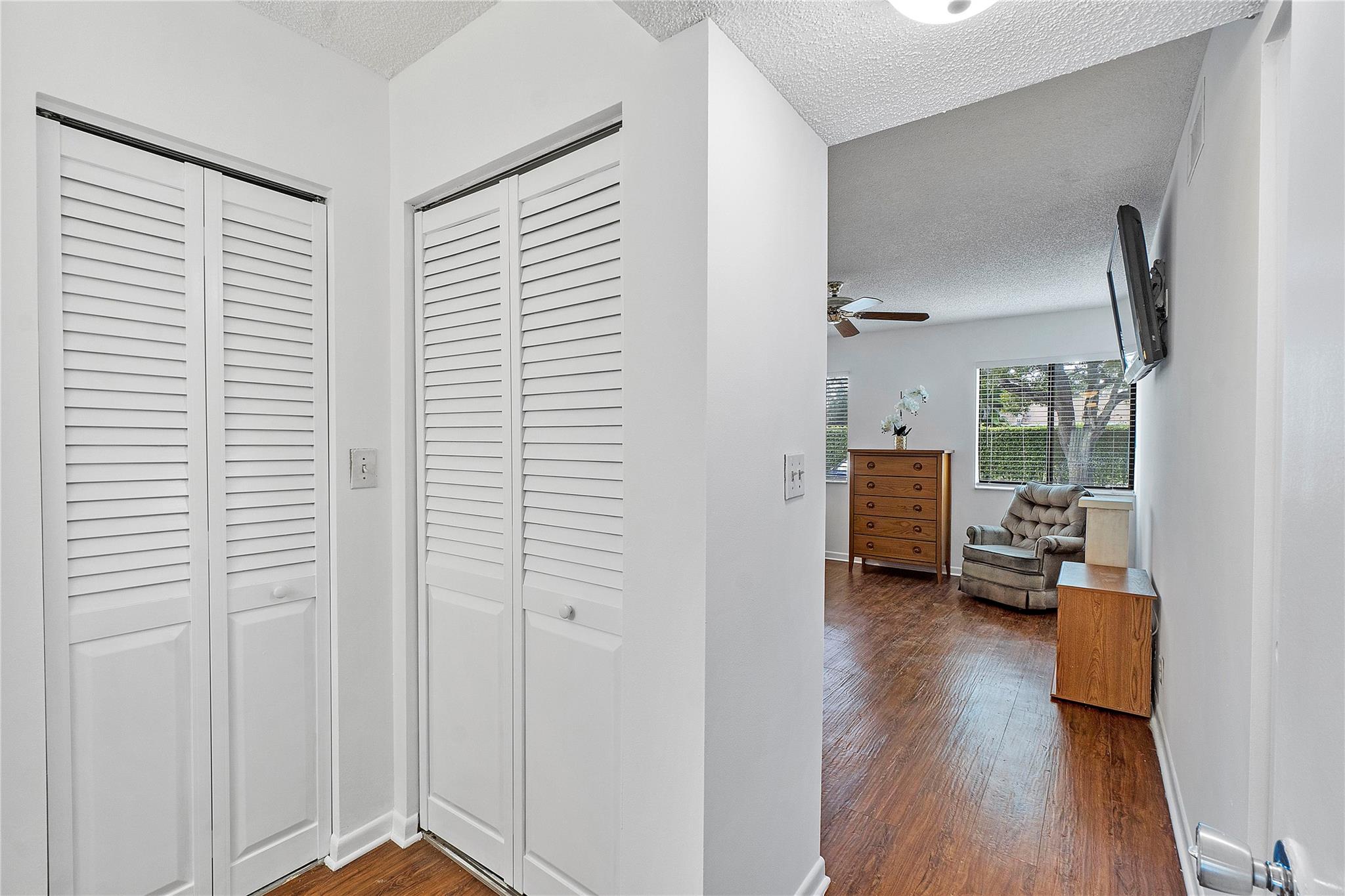 172 W Laurel Dr 1102