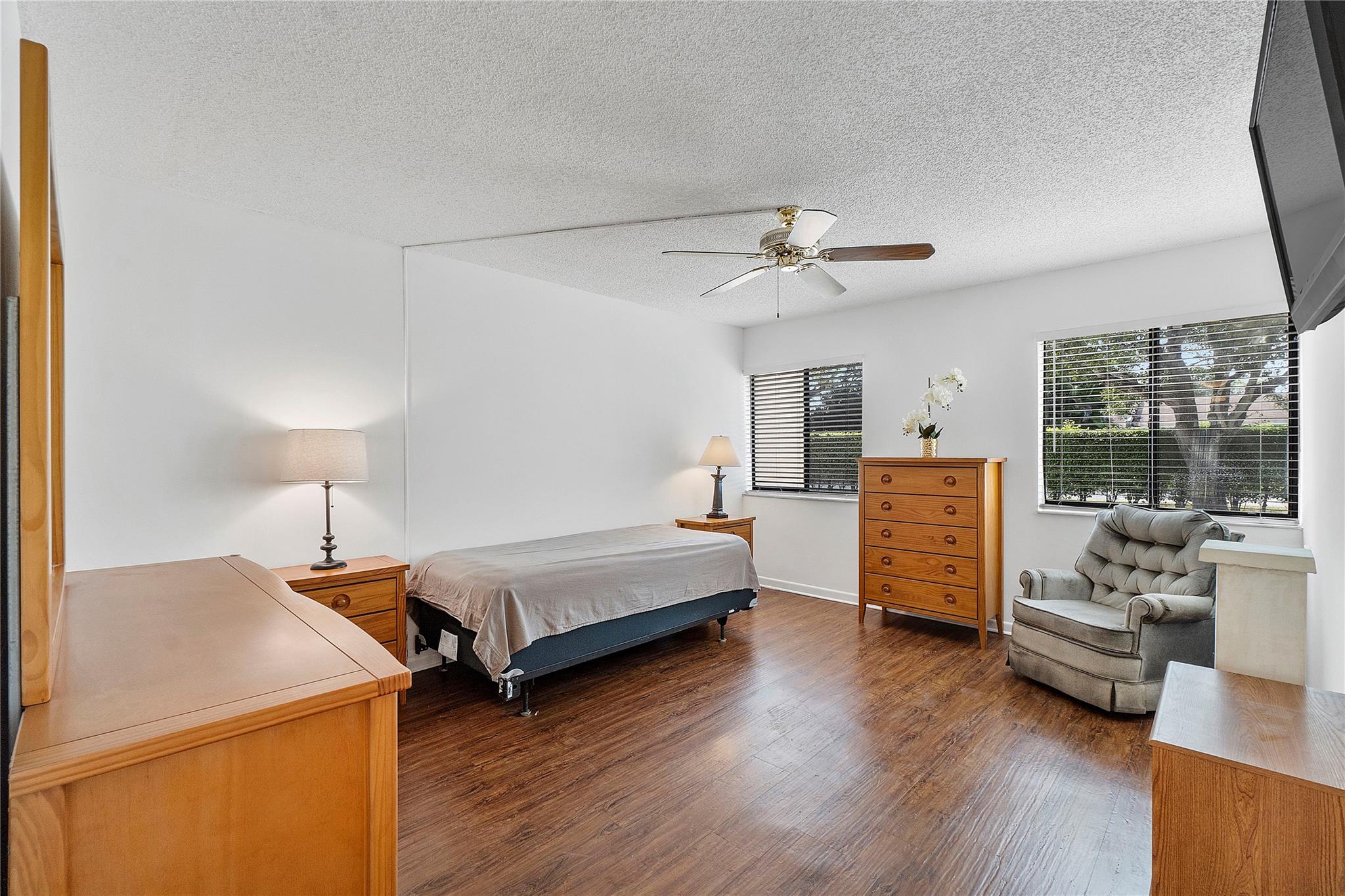 172 W Laurel Dr 1102