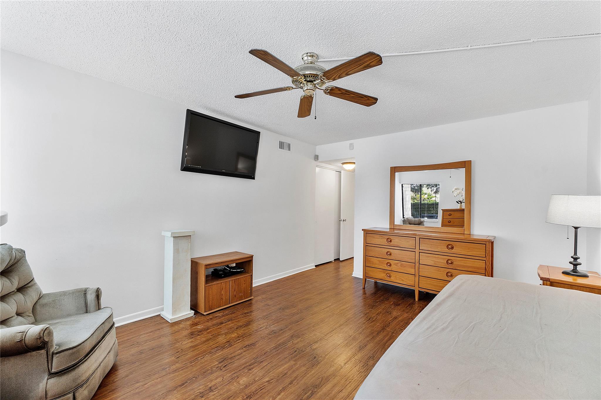 172 W Laurel Dr 1102