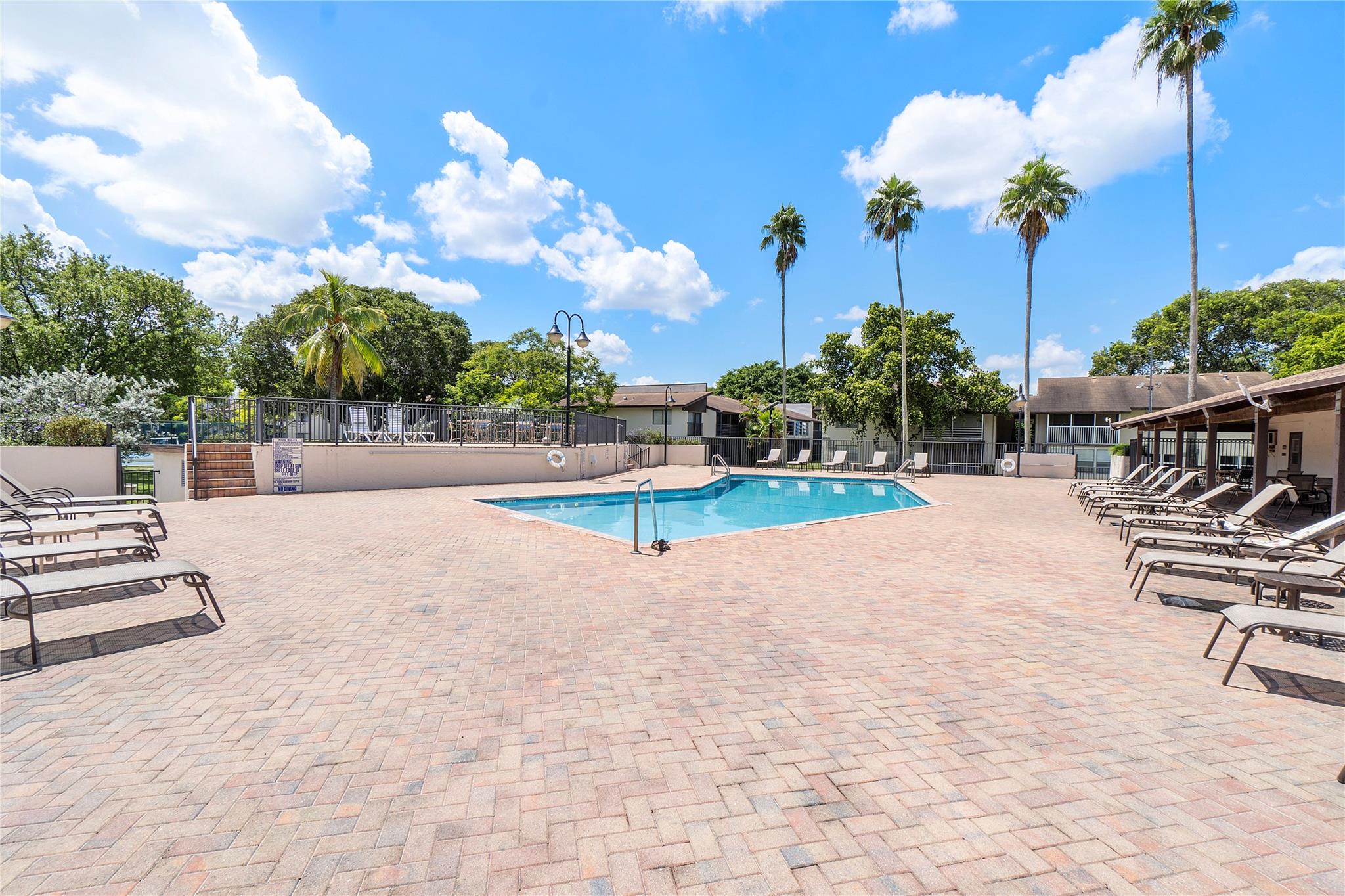 172 W Laurel Dr 1102