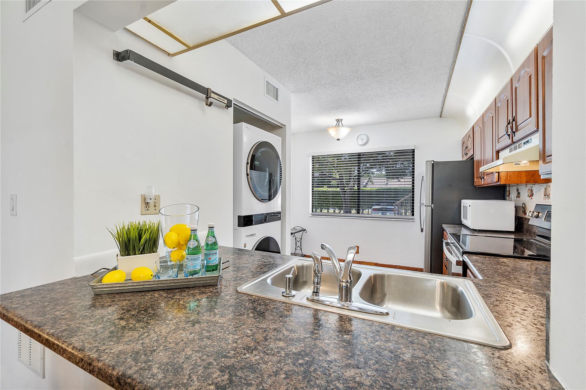 172 W Laurel Dr 1102