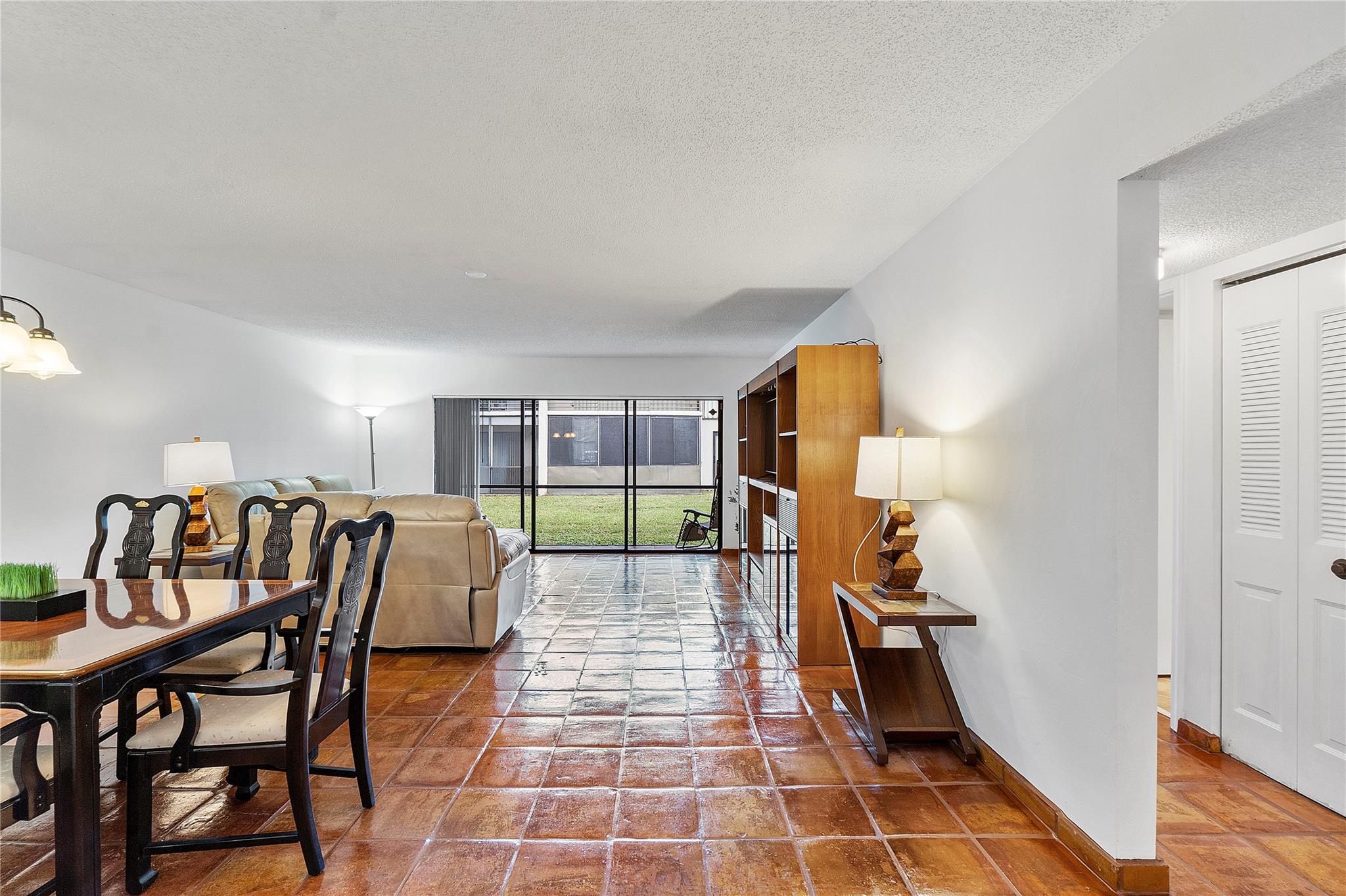 172 W Laurel Dr 1102