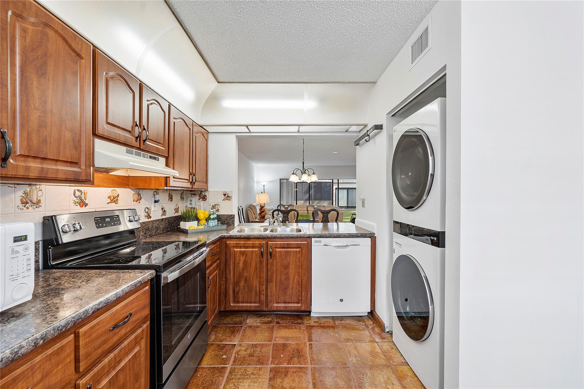 172 W Laurel Dr 1102