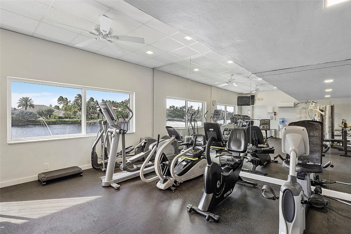 1051 Hillsboro Mile 511E