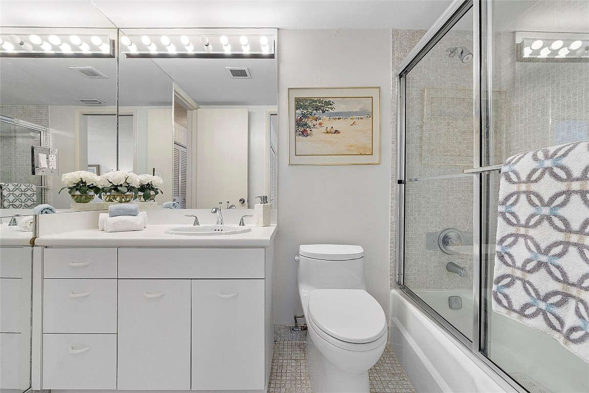 1051 Hillsboro Mile 511E