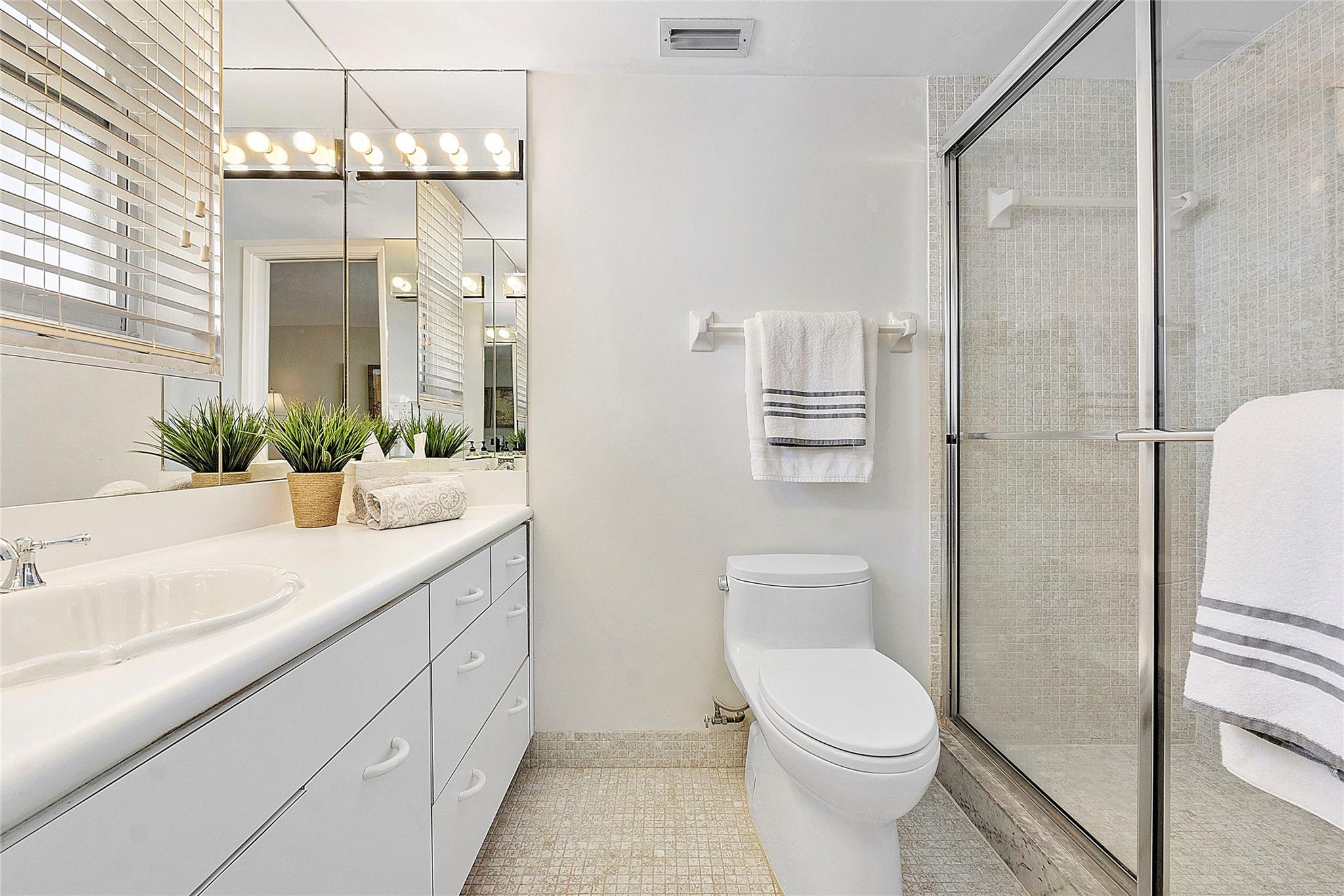 1051 Hillsboro Mile 511E