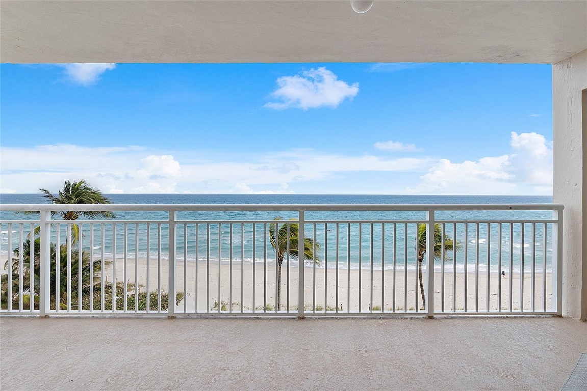 1051 Hillsboro Mile 511E