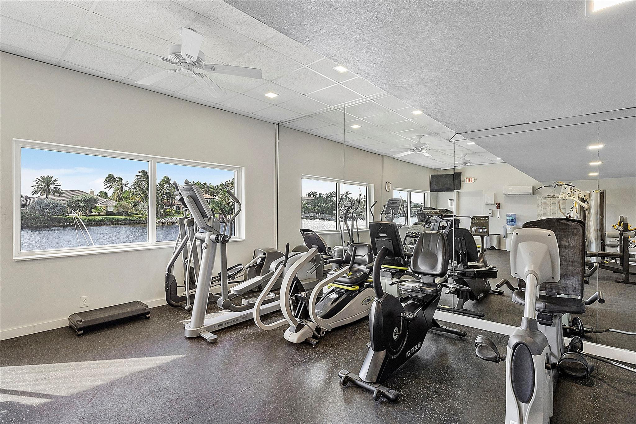 1051 Hillsboro Mile 511E