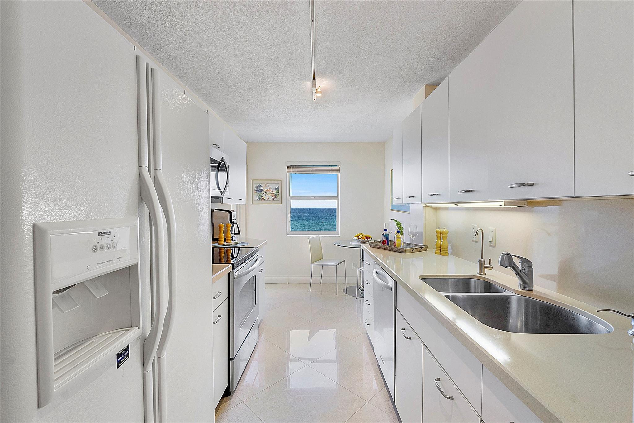 1051 Hillsboro Mile 511E